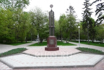 Стела в честь подвига томичей в Великой Отечественной войне (Новособорная площадь, 2006 год).
